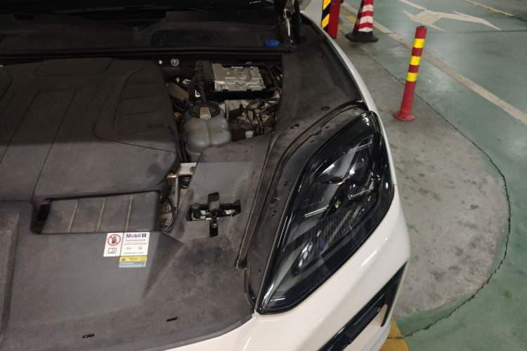Used Porsche Cayenne E-Hybrid 2024 Cayenne E-Hybrid 2.0T Engine Bay Left