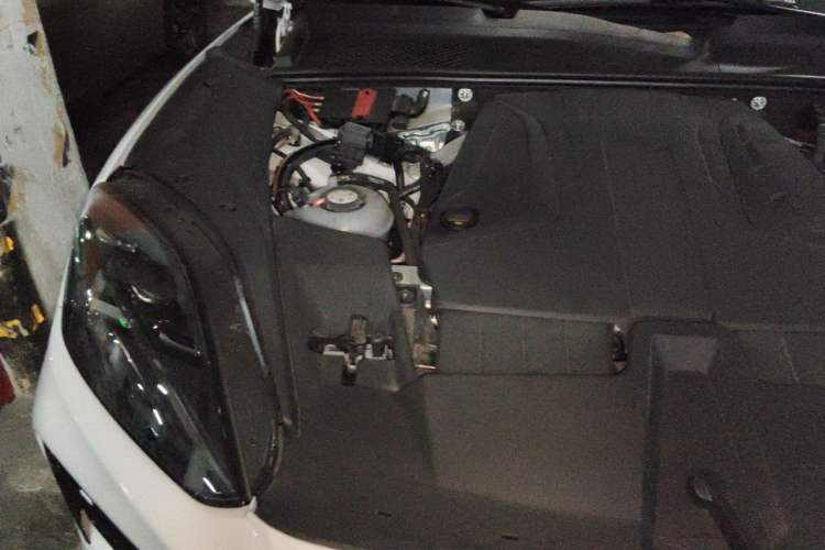 Used Porsche Cayenne E-Hybrid 2024 Cayenne E-Hybrid 2.0T Engine Bay Right