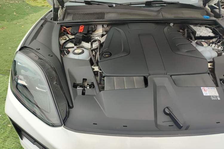 Used Porsche Cayenne E-Hybrid 2024 Cayenne E-Hybrid 2.0T Engine Bay Right