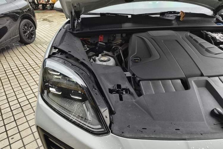 Used Porsche Cayenne E-Hybrid 2024 Cayenne E-Hybrid 2.0T Engine Bay Right