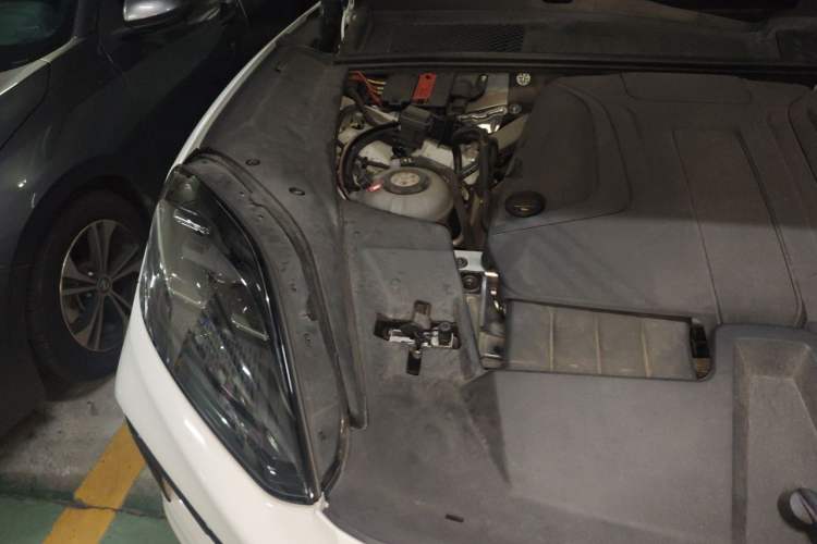 Used Porsche Cayenne E-Hybrid 2024 Cayenne E-Hybrid 2.0T Engine Bay Right