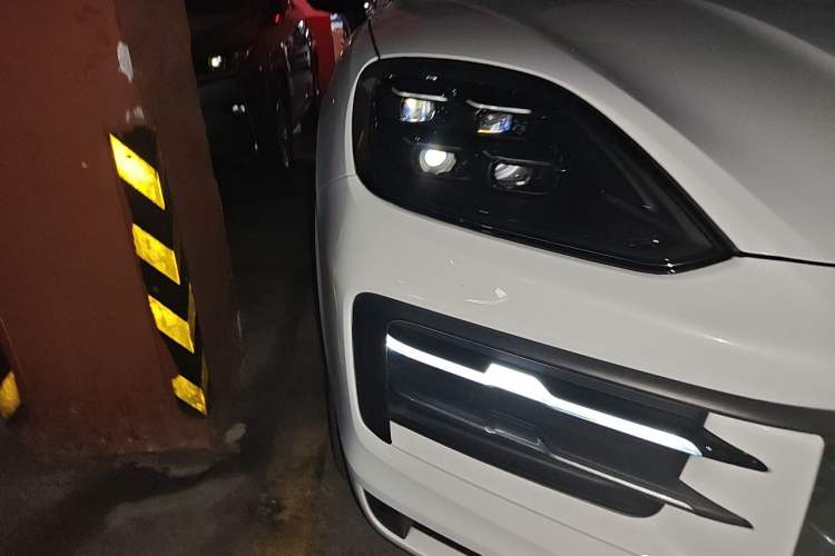 Used Porsche Cayenne E-Hybrid 2024 Cayenne E-Hybrid 2.0T Right Front Headlight
