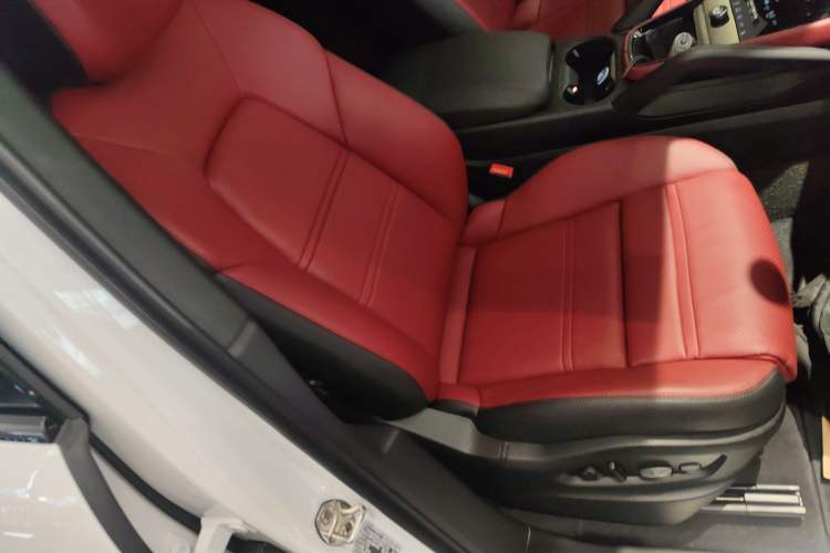 Used Porsche Cayenne E-Hybrid 2024 Cayenne Coupé E-Hybrid 2.0T Right Front Seat