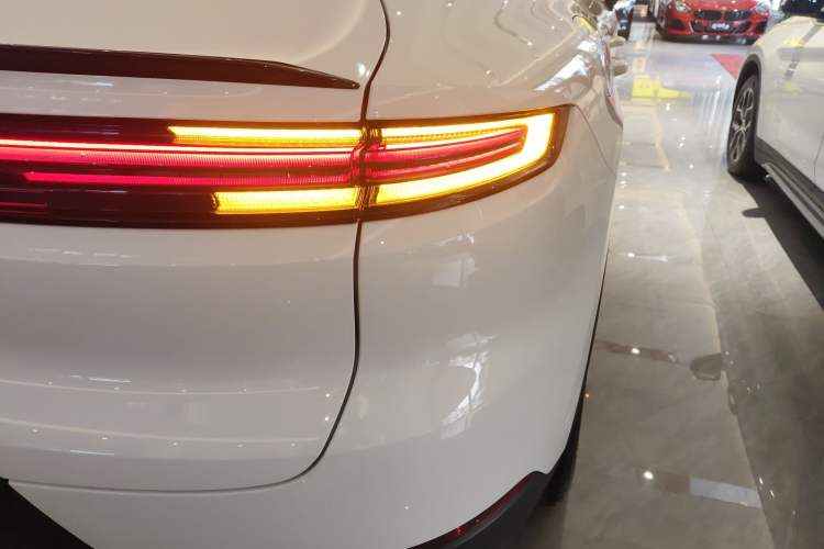 Used Porsche Cayenne E-Hybrid 2024 Cayenne Coupé E-Hybrid 2.0T Right Rear Taillight