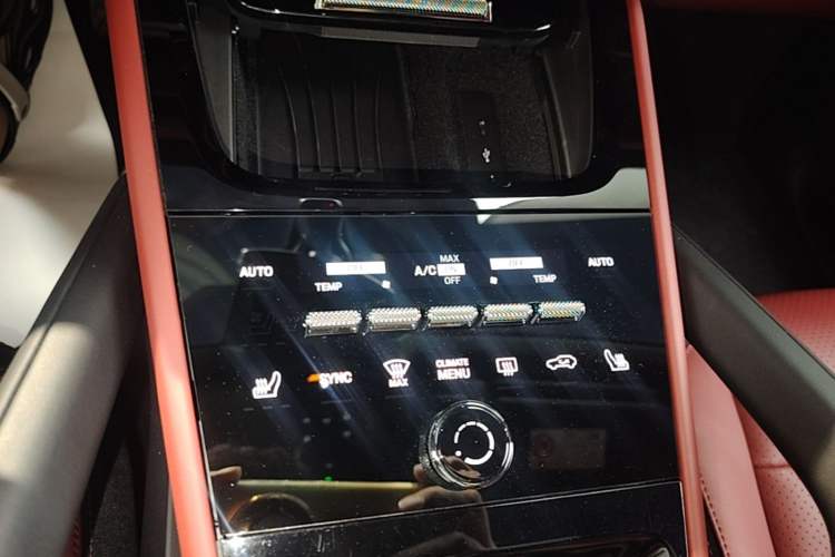 Used Porsche Cayenne E-Hybrid 2025 Cayenne E-Hybrid 2.0T Audio And AC Panel