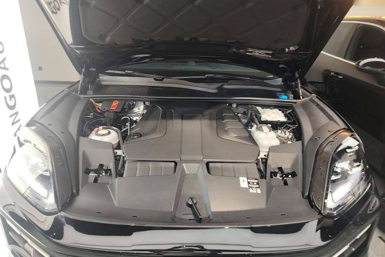 Used Porsche Cayenne E-Hybrid 2025 Cayenne E-Hybrid 2.0T Engine Bay