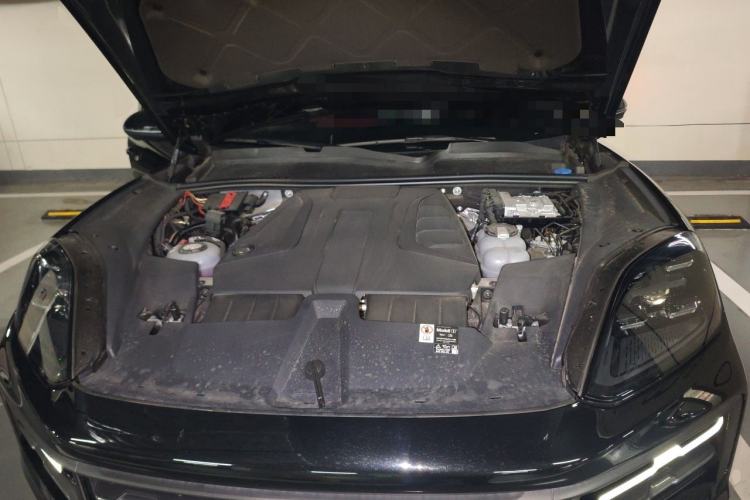 Used Porsche Cayenne E-Hybrid 2025 Cayenne E-Hybrid 2.0T Engine Bay