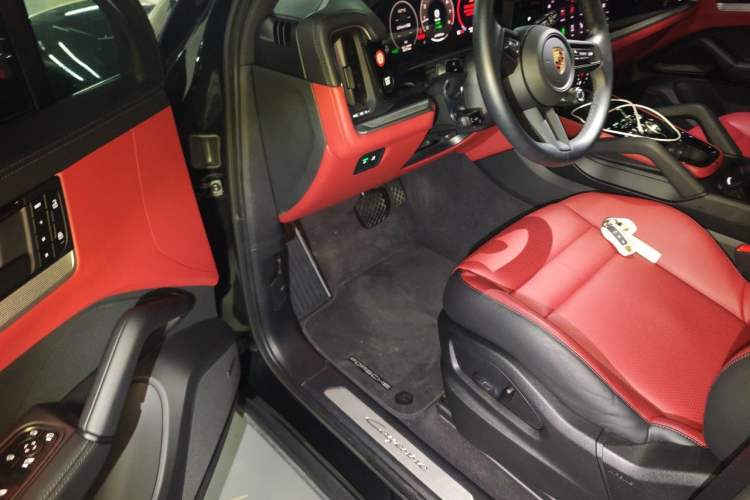 Used Porsche Cayenne E-Hybrid 2025 Cayenne E-Hybrid 2.0T Interior 3