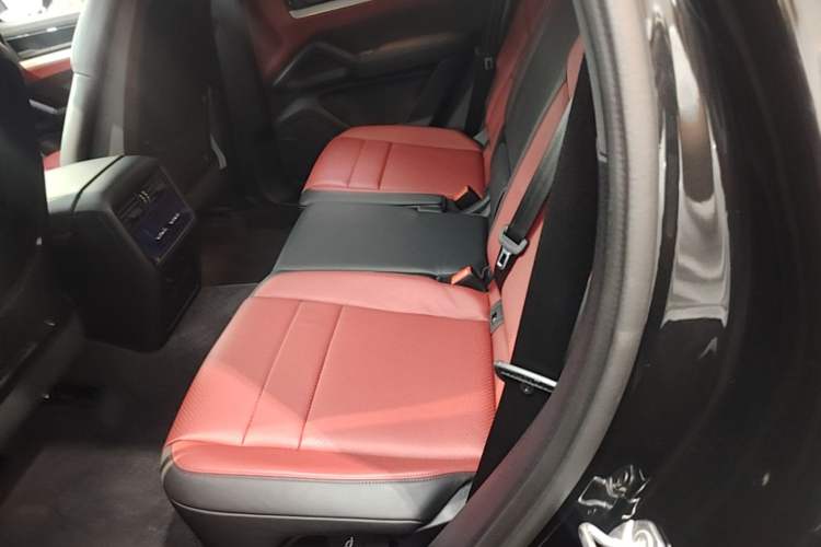 Used Porsche Cayenne E-Hybrid 2025 Cayenne E-Hybrid 2.0T Left Rear Seat