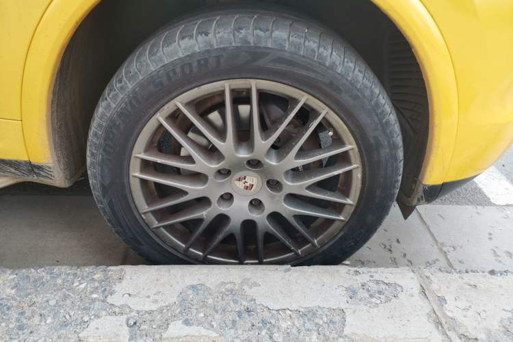 Used Porsche Cayman  Right Front Wheel Hub