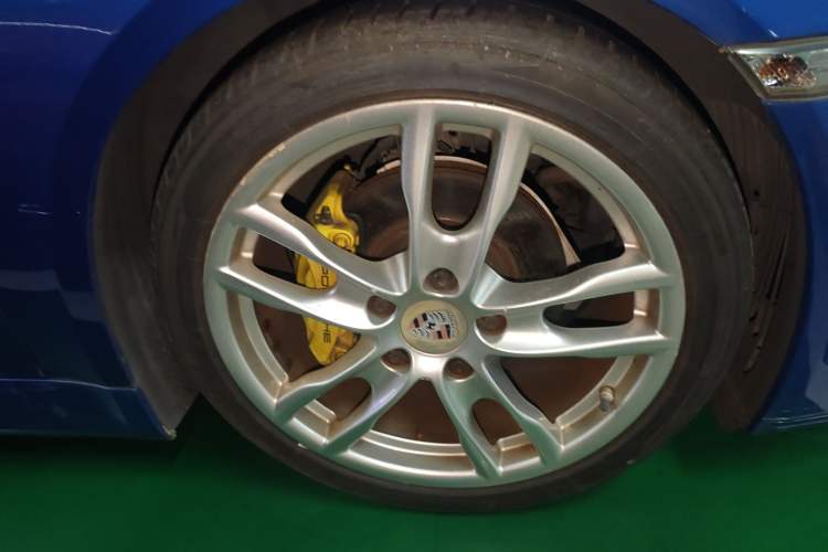 Used Porsche Cayman 2013 Cayman 2.7L Right Front Wheel Hub