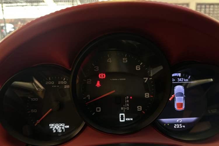 Used Porsche Cayman 2013 Cayman 2.7L Odometer Close Up