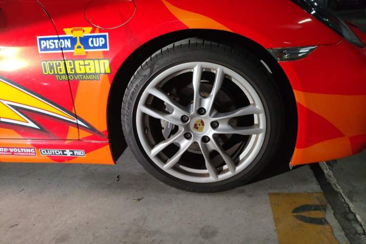 Used Porsche Cayman 2013 Cayman 2.7L Right Front Wheel Hub