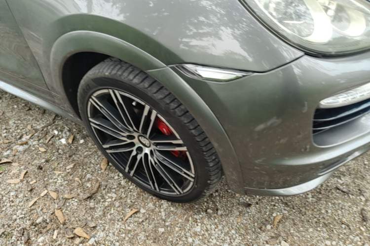 Used Porsche Cayman  Right Front Wheel Hub