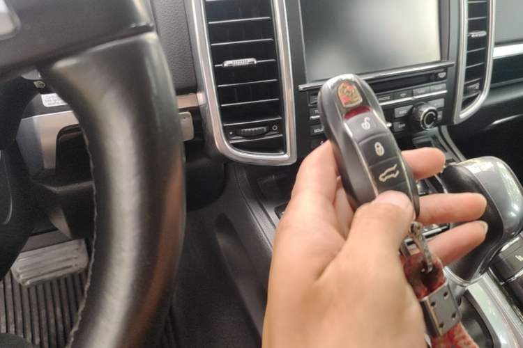 Used Porsche Cayman  Vehicle Key