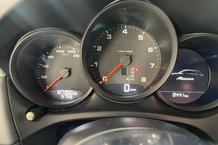 Used Porsche Macan 2018 Macan 2.0T Odometer Close Up