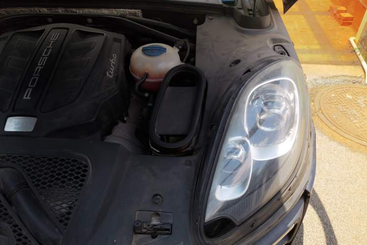 Used Porsche Macan 2014 Macan Turbo 3.6T Engine Bay Left