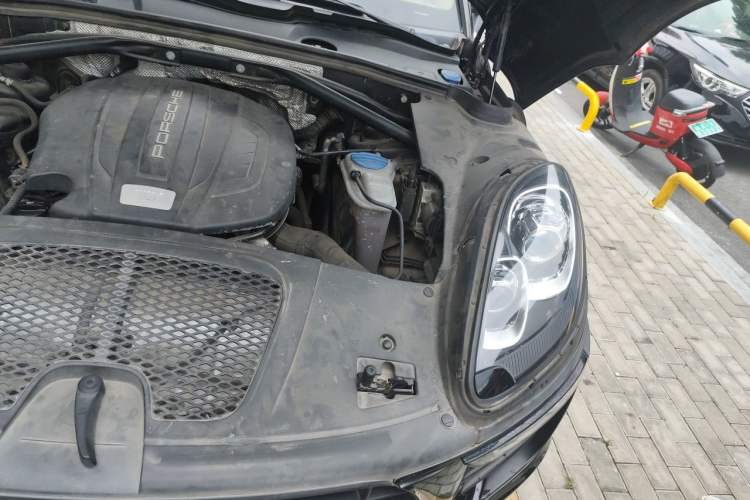 Used Porsche Macan 2014 Macan 2.0T Engine Bay Left