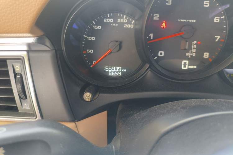 Used Porsche Macan 2014 Macan 2.0T Odometer Close Up