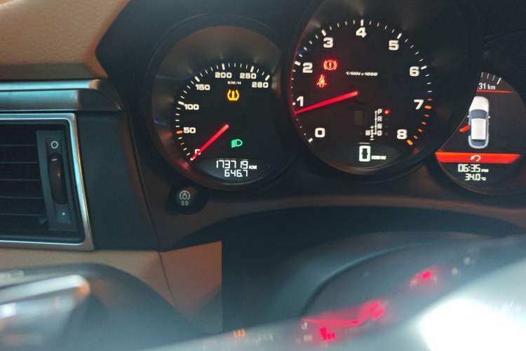 Used Porsche Macan 2014 Macan 2.0T Odometer Close Up
