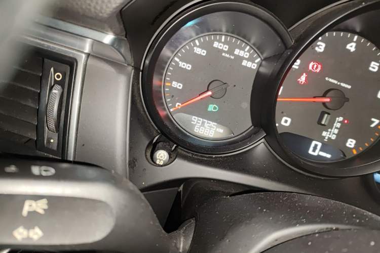 Used Porsche Macan 2014 Macan 2.0T Odometer Close Up