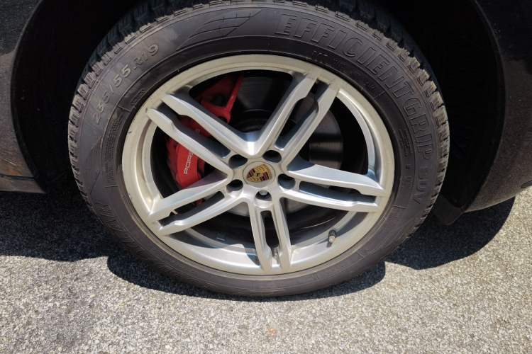 Used Porsche Macan 2014 Macan Turbo 3.6T Right Front Wheel Hub