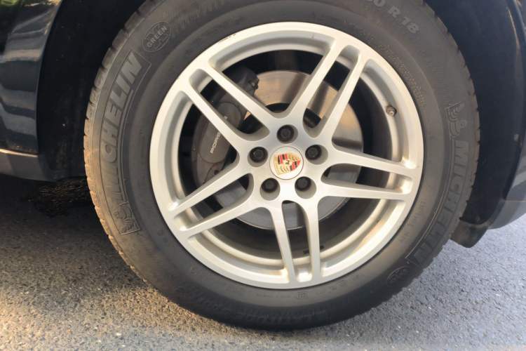 Used Porsche Macan 2014 Macan 2.0T Right Front Wheel Hub