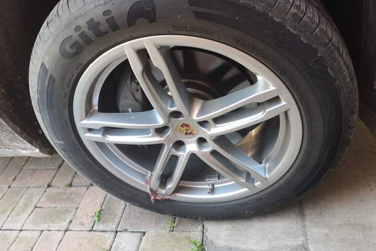 Used Porsche Macan 2014 Macan 2.0T Right Front Wheel Hub
