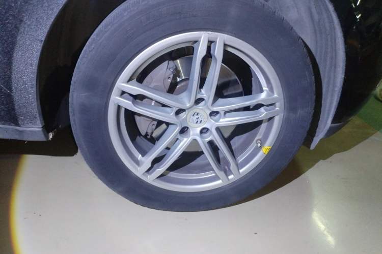Used Porsche Macan 2014 Macan 2.0T Right Front Wheel Hub