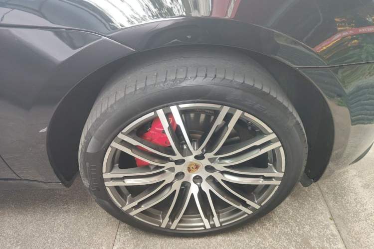 Used Porsche Macan 2014 Macan Turbo 3.6T Right Front Wheel Hub