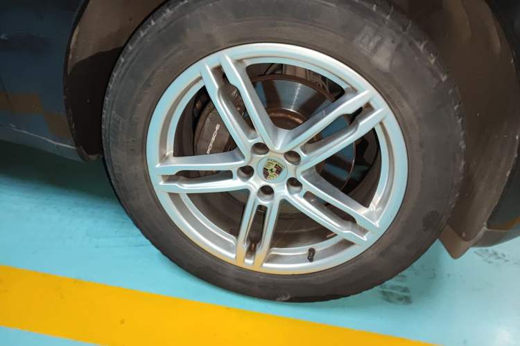 Used Porsche Macan 2014 Macan 2.0T Right Front Wheel Hub