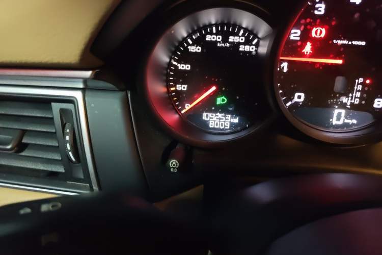 Used Porsche Macan 2014 Macan 2.0T Odometer Close Up