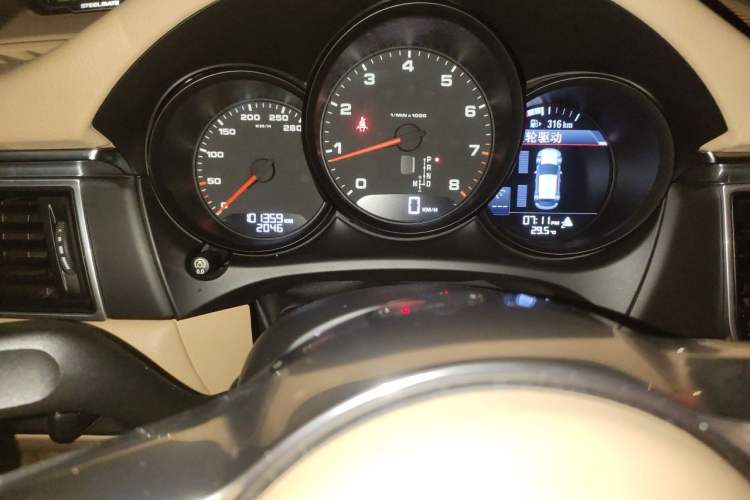 Used Porsche Macan 2014 Macan 2.0T Odometer Close Up