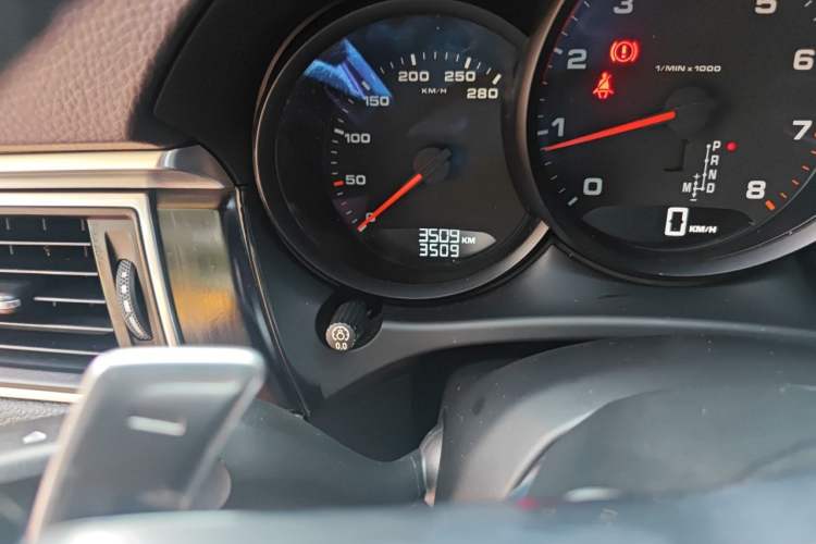 Used Porsche Macan 2014 Macan 2.0T Odometer Close Up