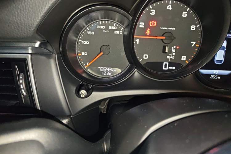 Used Porsche Macan 2014 Macan 2.0T Odometer Close Up