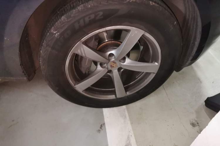 Used Porsche Macan 2014 Macan 2.0T Right Front Wheel Hub