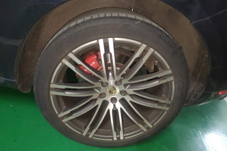 Used Porsche Macan 2014 Macan Turbo 3.6T Right Front Wheel Hub
