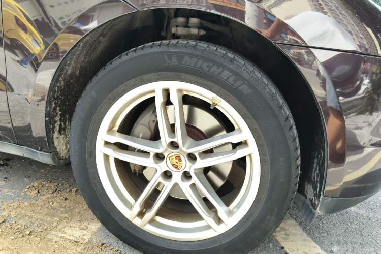 Used Porsche Macan 2014 Macan 2.0T Right Front Wheel Hub
