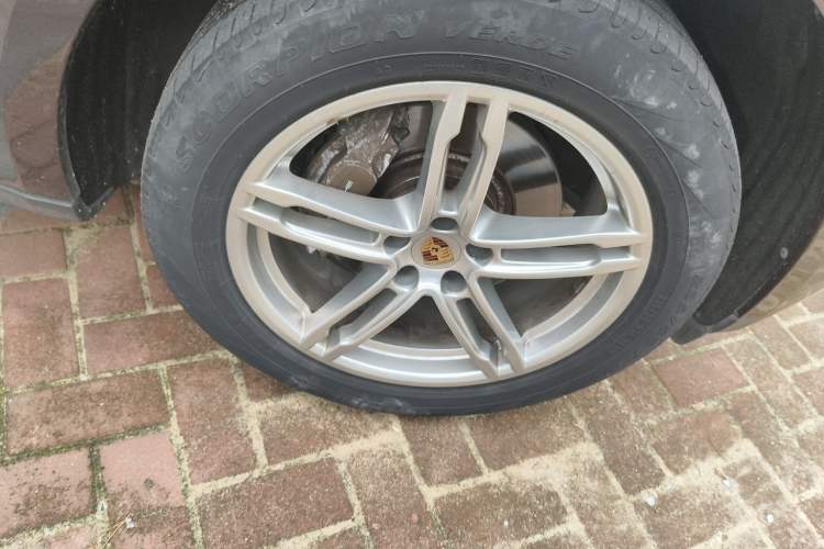 Used Porsche Macan 2014 Macan 2.0T Right Front Wheel Hub