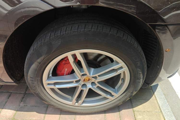 Used Porsche Macan 2014 Macan Turbo 3.6T Right Front Wheel Hub