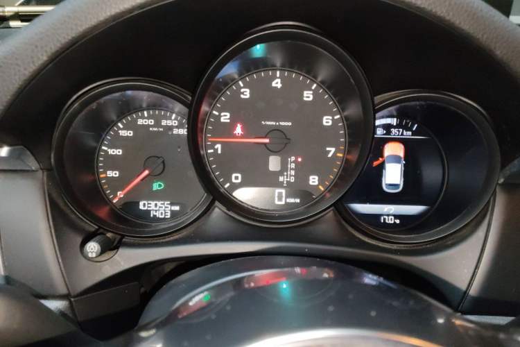 Used Porsche Macan 2014 Macan 2.0T Odometer Close Up