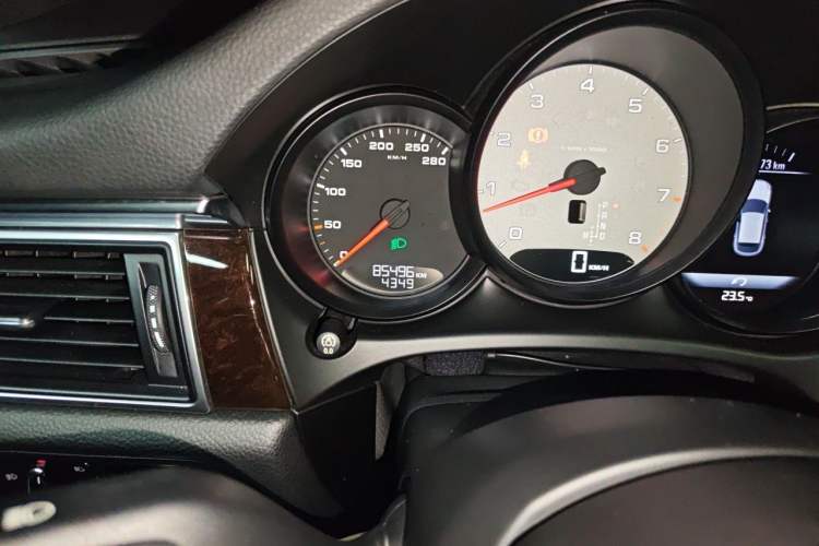 Used Porsche Macan 2014 Macan S 3.0T Odometer Close Up