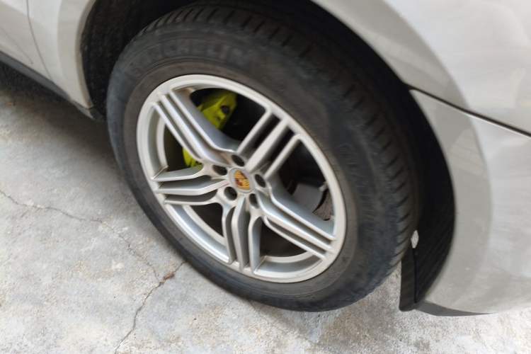Used Porsche Macan 2014 Macan 2.0T Right Front Wheel Hub