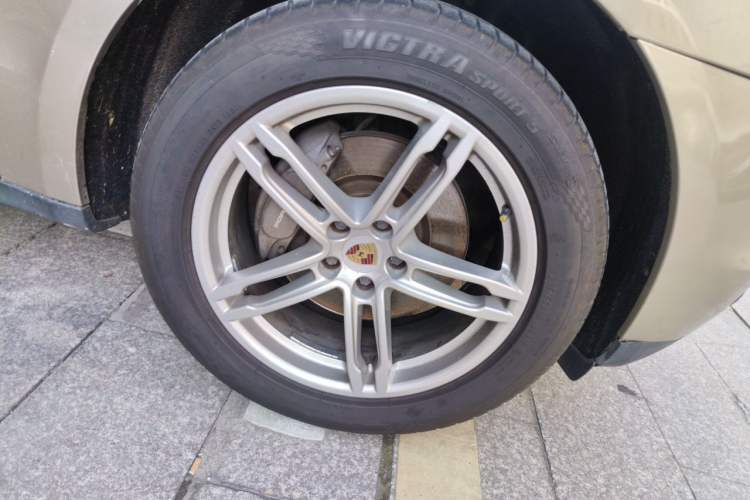 Used Porsche Macan 2014 Macan 2.0T Right Front Wheel Hub