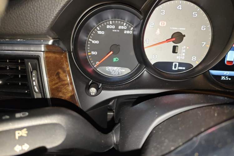 Used Porsche Macan 2014 Macan S 3.0T Odometer Close Up