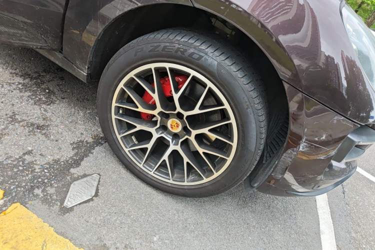Used Porsche Macan 2014 Macan Turbo 3.6T Right Front Wheel Hub