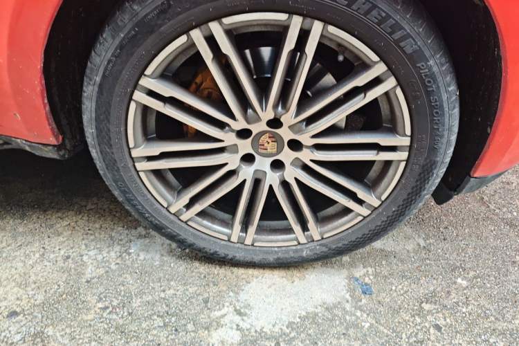 Used Porsche Macan 2014 Macan 2.0T Right Front Wheel Hub
