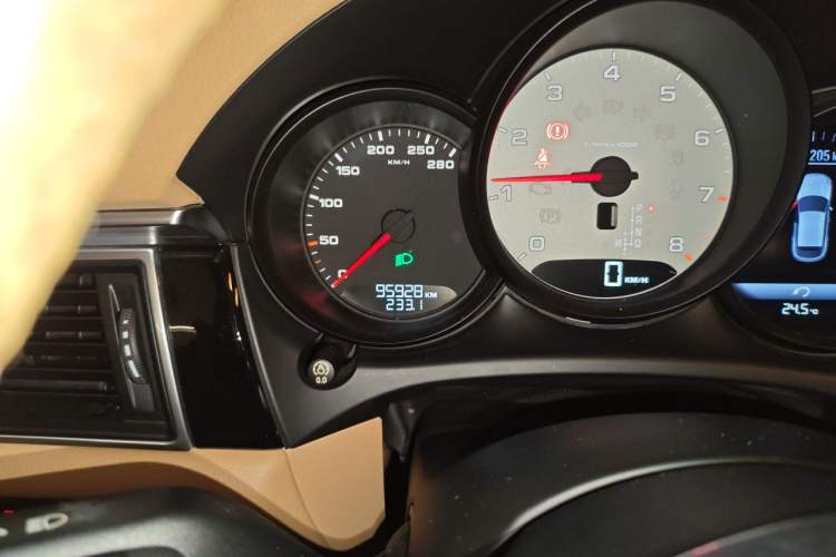 Used Porsche Macan 2014 Macan S 3.0T Odometer Close Up