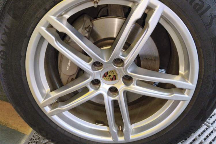 Used Porsche Macan 2014 Macan 2.0T Right Front Wheel Hub