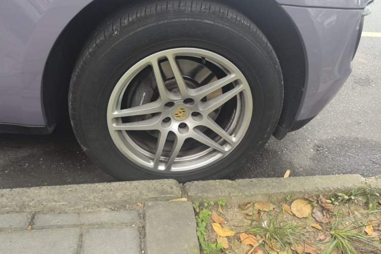 Used Porsche Macan 2014 Macan 2.0T Right Front Wheel Hub